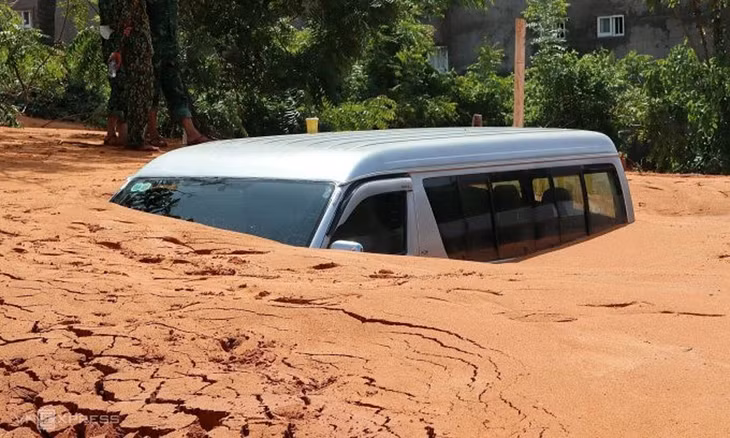 Ô tô bị cát vùi lấp