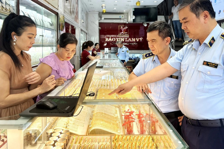 Từ đầu tháng 4 đến nay, cơ quan quản lý thị trường đã đồng loạt kiểm tra nhiều tiệm vàng trên cả nước
