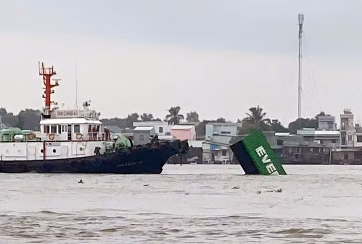 Sà lan rơi xuống sông Đồng Nai sau va chạm, chiều 23/5