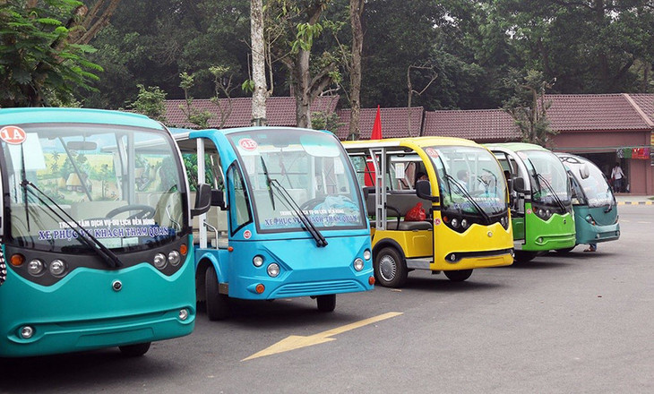 Tại Khu di tích lịch sử Đền Hùng, phương tiện chuyên chở duy nhất được cấp phép là hệ thống xe ô tô điện