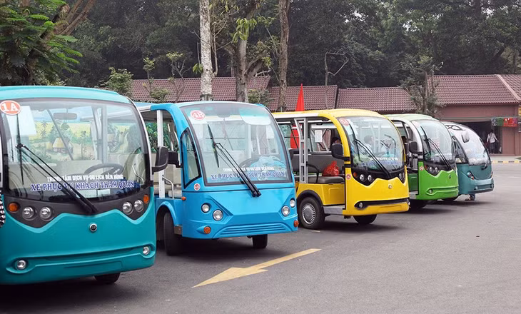 Tại Khu di tích lịch sử Đền Hùng, phương tiện chuyên chở duy nhất được cấp phép là hệ thống xe ô tô điện