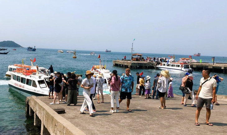 Khách du lịch tham quan đảo Cù Lao Chàm, TP Hội An, Quảng Nam