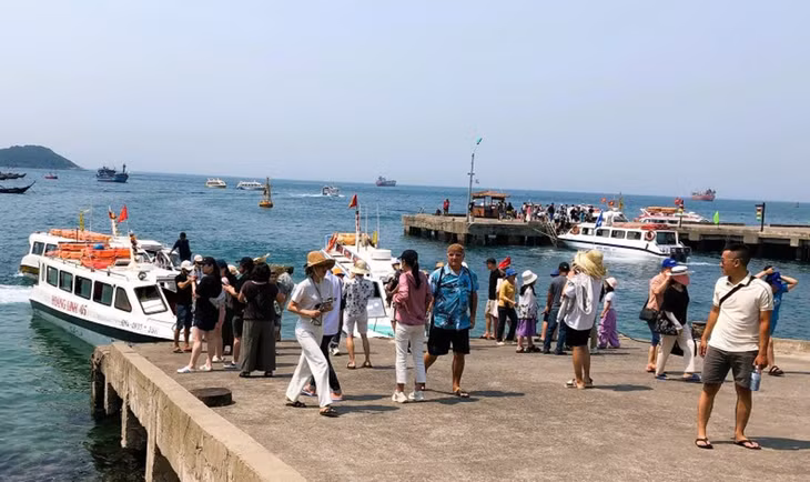 Khách du lịch tham quan đảo Cù Lao Chàm, TP Hội An, Quảng Nam