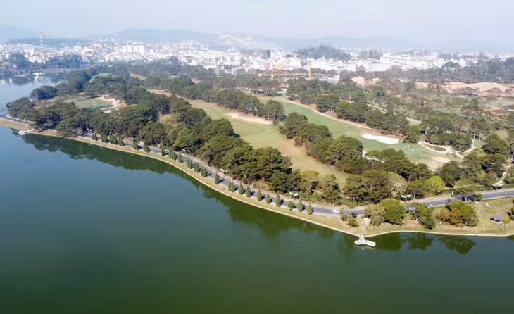 Đường Trần Quốc Toản chạy dọc hồ Xuân Hương và đồi Cù