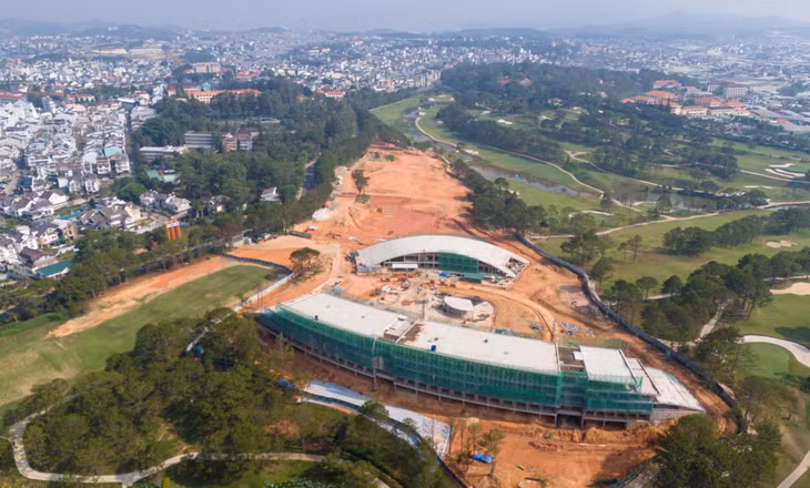 Hai khối công trình sai phép trong sân golf Đồi Cù (TP. Đà Lạt, tỉnh Lâm Đồng)