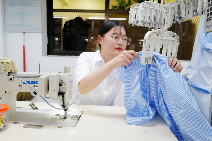 Công nhân tại công ty May 10, Hà Nội Công nhân tại công ty May 10, Hà Nội