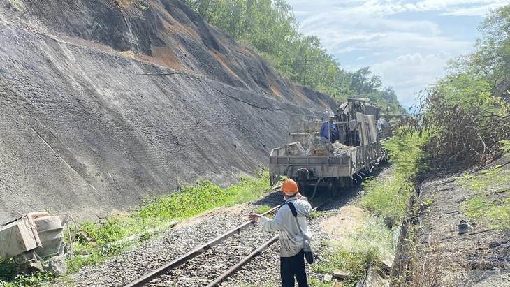 Vận chuyển vật liệu vào hầm gia cố đoạn sạt lở Vận chuyển vật liệu vào hầm gia cố đoạn sạt lở