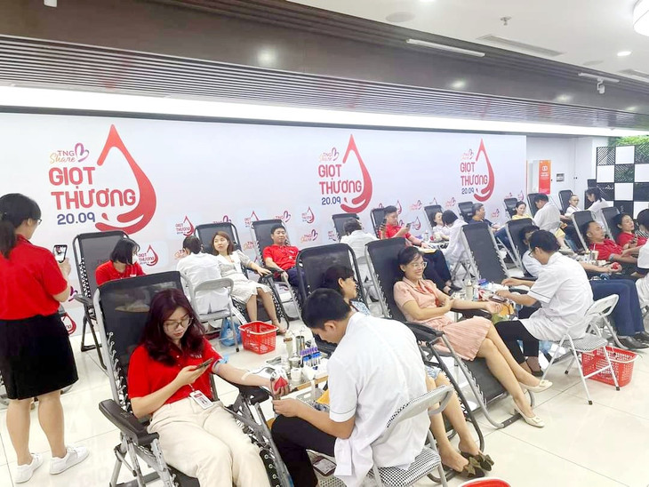 Người ROX cùng nhau trao “Giọt thương” cho bệnh nhân cần máu