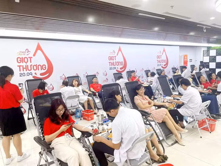 Người ROX cùng nhau trao “Giọt thương” cho bệnh nhân cần máu