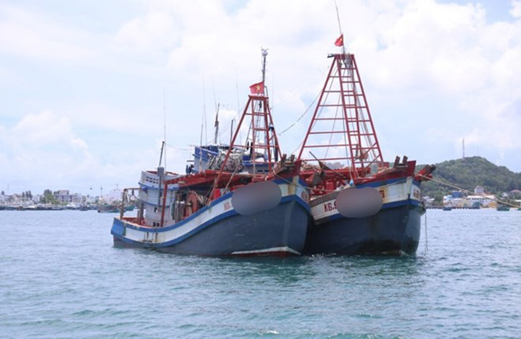 2 tàu chở dầu DO không rõ nguồn gốc