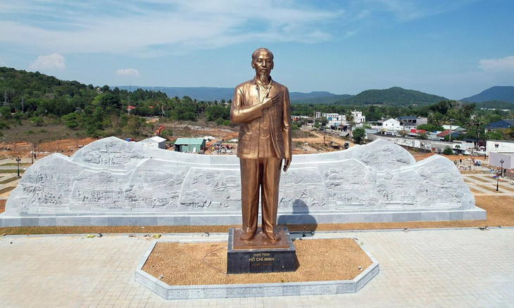 Tượng đài Chủ tịch Hồ Chí Minh đặt tại quảng trường ở TP. Phú Quốc Tượng đài Chủ tịch Hồ Chí Minh đặt tại quảng trường ở TP. Phú Quốc