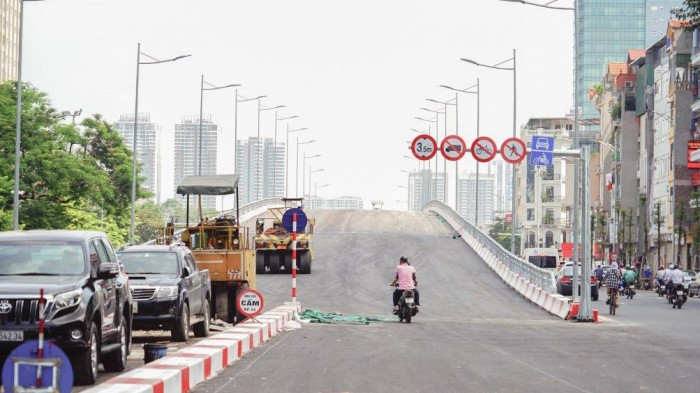 Hệ thống biển báo trên cầu đã được lắp đặt xong