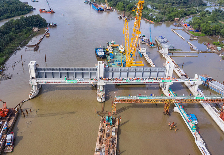 Hai cửa van khổng lồ được lắp đặt tại cống ngăn triều Cây Khô vào ngày 22/8