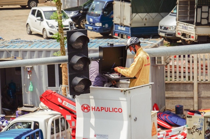 Hệ thống chiếu sáng, đèn tín hiệu đang được gấp rút hoàn thiện.