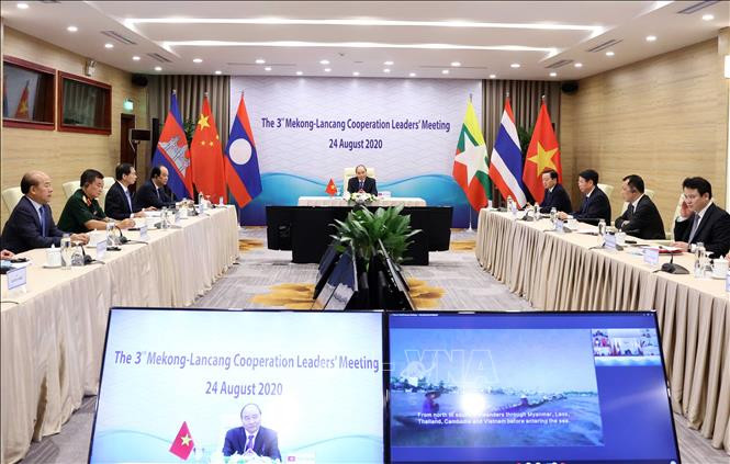 Thủ tướng Nguyễn Xuân Phúc, Chủ tịch ASEAN 2020 dự trực tuyến tại điểm cầu Hà Nội.