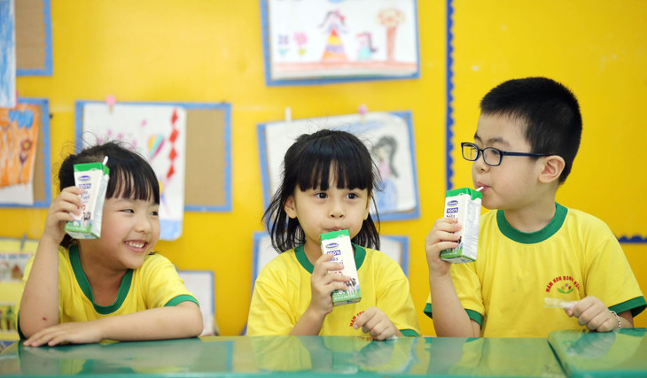 Uống sữa đều đặn sẽ giúp bổ sung dinh dưỡng, góp phần củng cố sức đề kháng, có thêm năng lượng để học tập