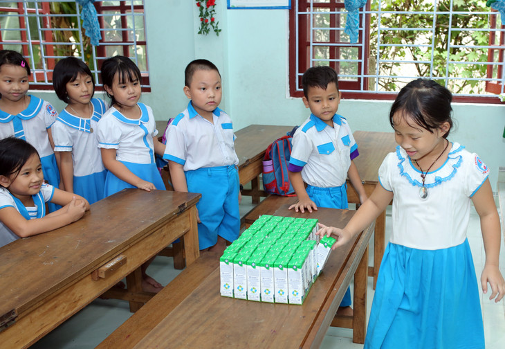 Chương trình Sữa học đường được tỉnh Quảng Nam và Vinamilk triển khai từ tháng 6/2020 dành cho 33.000 trẻ em thuộc 6 huyện miền núi của tỉnh