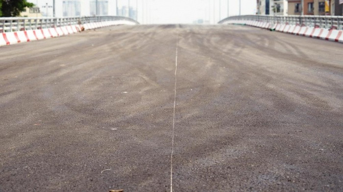 Thời điểm hiện tại, đơn vị thi công đã hoàn thành công tác thảm mịn toàn bộ mặt cầu chính.