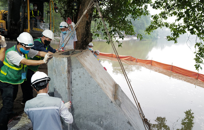 Cấu kiện bê tông cuối cùng được khớp nối vào tuyến kè Hồ Gươm sáng 20/8