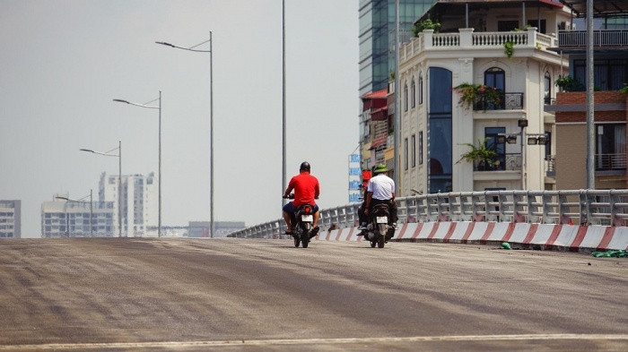 Theo kế hoạch, tiến độ dự án được nhà thầu đặt ra là hoàn thành trước ngày 30/4/2020 với điều kiện chủ đầu tư bàn giao mặt bằng cho các nhà thầu trước ngày 15/12/2019. Tuy nhiên, đến ngày 20/5/2020 nhà thầu mới được bàn giao toàn bộ mặt bằng của một trụ nên dẫn đến không hoàn thành đúng tiến độ ban đầu.