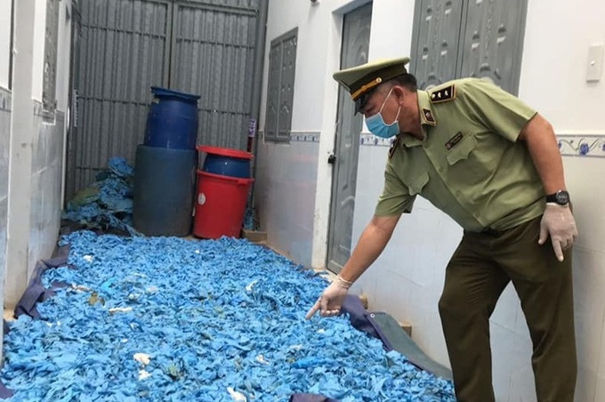 Găng tay cao su qua sử dụng được rải dưới nền nhà, chuẩn bị sơ chế lại thì bị lực lượng quản lý thị trường phát hiện, thu giữ
