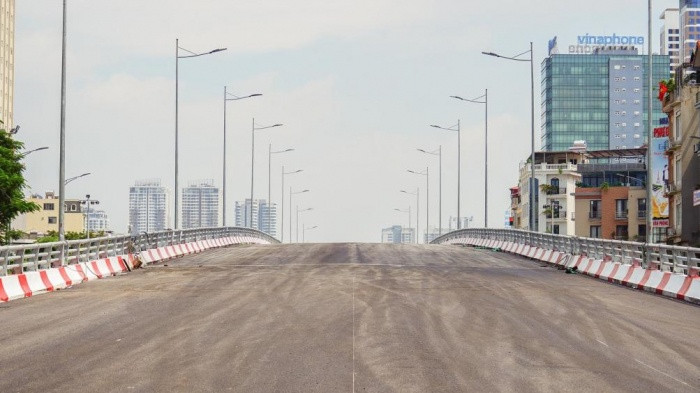 Cầu vượt Nguyễn Văn Huyên có tổng chiều dài của cầu là 278m, rộng 16m. Đây là cầu vượt nối đường Nguyễn Văn Huyên kéo dài, kết nối 3 quận: Cầu Giấy, Tây Hồ và Bắc Từ Liêm.