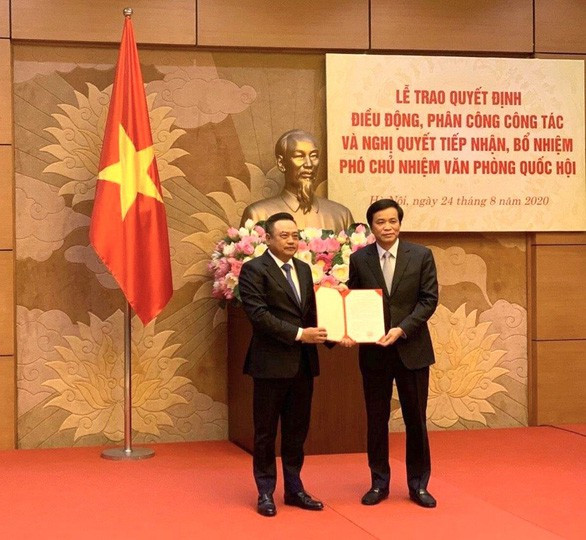 Chủ nhiệm Văn phòng Quốc hội, Tổng thư ký Quốc hội Nguyễn Hạnh Phúc trao nghị quyết bổ nhiệm cho tân Phó Chủ nhiệm Văn phòng Quốc hội Trần Sỹ Thanh