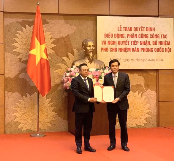 Chủ nhiệm Văn phòng Quốc hội, Tổng thư ký Quốc hội Nguyễn Hạnh Phúc trao nghị quyết bổ nhiệm cho tân Phó Chủ nhiệm Văn phòng Quốc hội Trần Sỹ Thanh