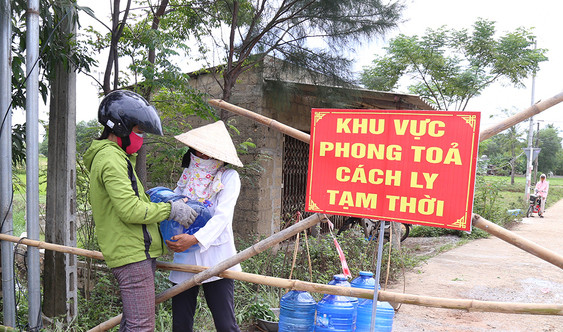 Người dân trong khu phong tỏa trên địa bàn Quảng Trị nhận nước uống tiếp tế từ bên ngoài