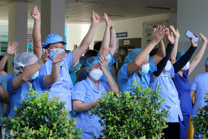 Nhân viên y tế Bệnh viện Đà Nẵng xúc động reo hò và rơi nước mắt khi cơ sở này hết phong tỏa