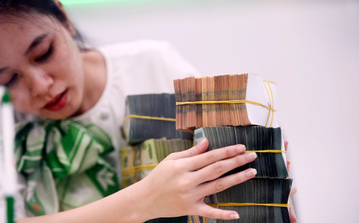 Tiền mặt tại một phòng giao dịch ngân hàng ở TP.HCM