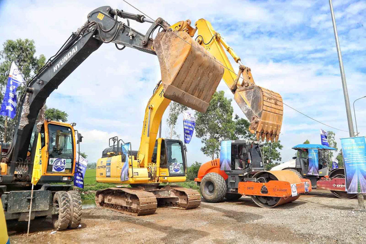 Nhiều máy móc cỡ lớn đã được huy động để triển khai Dự án đường Mỹ Đình - Ba Sao - Bái Đính Nhiều máy móc cỡ lớn đã được huy động để triển khai Dự án đường Mỹ Đình - Ba Sao - Bái Đính