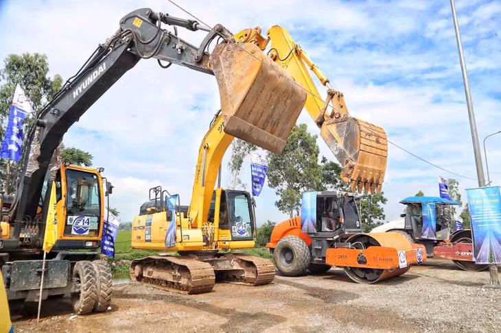 Nhiều máy móc cỡ lớn đã được huy động để triển khai Dự án đường Mỹ Đình - Ba Sao - Bái Đính