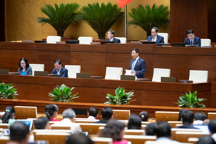 Bộ trưởng Bộ Tài chính Nguyễn Văn Thắng phát biểu giải trình, làm rõ một số vấn đề đại biểu Quốc hội nêu