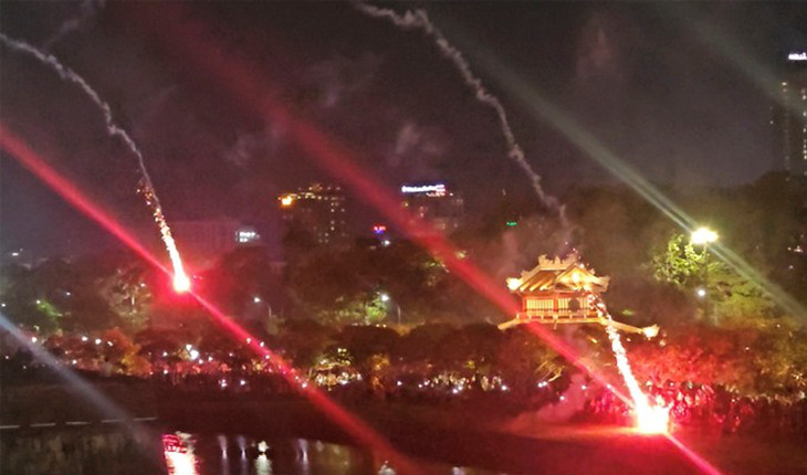 Tàn lửa của hỏa pháo súng thần công rơi trên đầu khán giả đêm 3/5 Tàn lửa của hỏa pháo súng thần công rơi trên đầu khán giả đêm 3/5