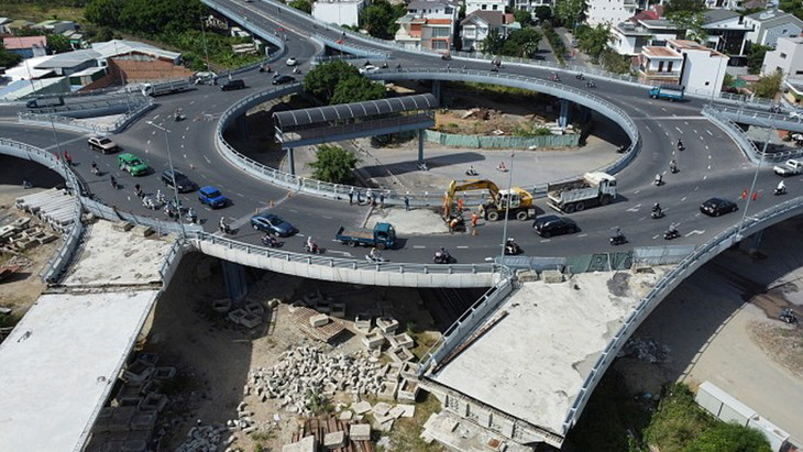 Ngành chức năng cùng các đơn vị chuyên môn sửa chữa mặt cầu trên nút giao Ngọc Hội, TP Nha Trang