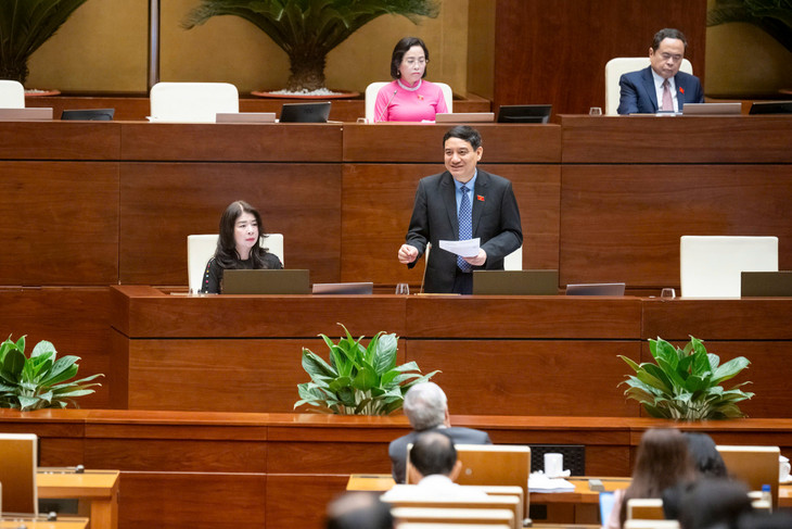 Chủ nhiệm Ủy ban Văn hóa và Xã hội của Quốc hội Nguyễn Đắc Vinh phát biểu giải trình, làm rõ một số vấn đề đại biểu Quốc hội nêu