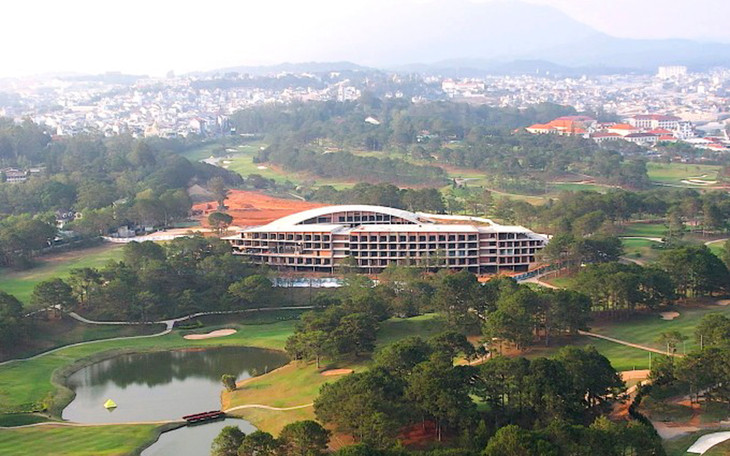 Tòa nhà bên trong sân golf Đồi Cù