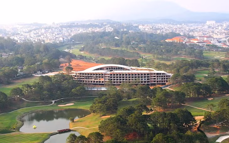 Tòa nhà bên trong sân golf Đồi Cù