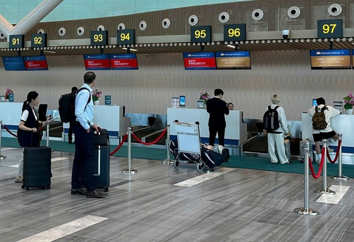 Khách làm thủ tục bay ở ga T3 Tân Sơn Nhất