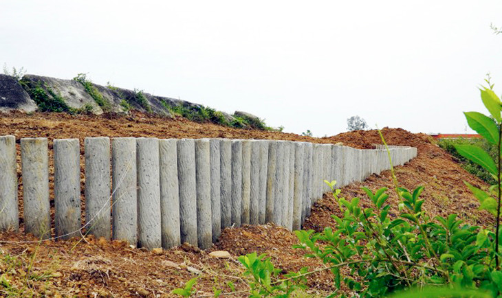 Ngoài gia cố bằng khung thép, đơn vị thi công cũng đóng cọc bêtông vào chân thành yếu