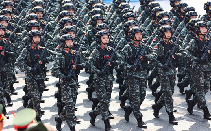 Khối nữ cảnh sát đặc nhiệm diễu hành qua lễ đài trên đường Lê Duẩn, TP.HCM nhân kỷ niệm 50 năm thống nhất đất nước