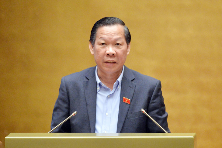 Chủ nhiệm Ủy ban Kinh tế và Tài chính của Quốc hội Phan Văn Mãi trình bày Báo cáo thẩm tra về chủ trương đầu tư Dự án đầu tư xây dựng đường bộ cao tốc Quy Nhơn - Pleiku