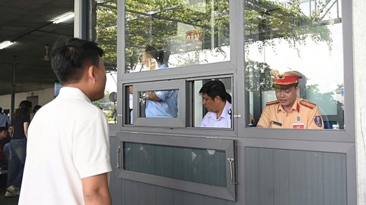 CSGT kiểm tra thủ tục của thí sinh trước khi phần thi lý thuyết