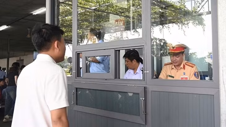 CSGT kiểm tra thủ tục của thí sinh trước khi phần thi lý thuyết