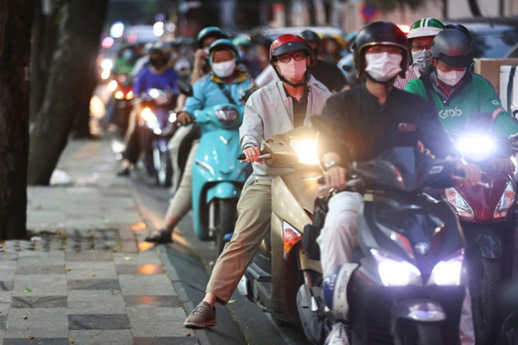 Xe của người dân và tài xế công nghệ chờ đèn đỏ tại TP.HCM