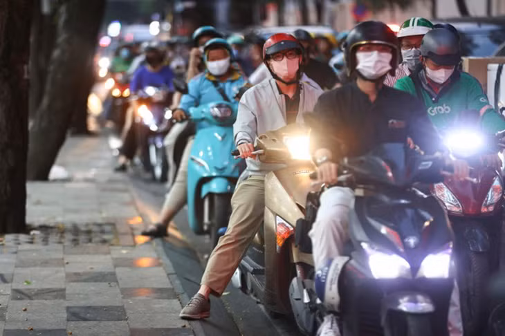 Xe của người dân và tài xế công nghệ chờ đèn đỏ tại TP.HCM