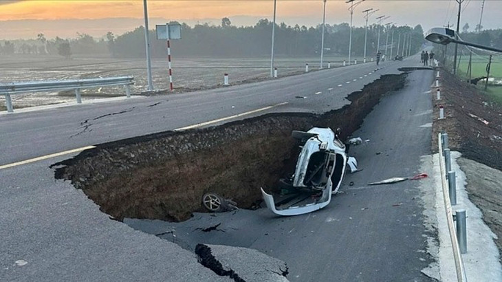 Ôtô rơi xuống đoạn bị sụt lún Ôtô rơi xuống đoạn bị sụt lún