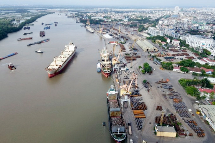 Cảng Hoàng Diệu nằm ven sông Cấm, quận Ngô Quyền, thành phố Hải Phòng