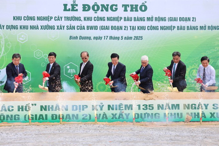 Phó Thủ tướng Mai Văn Chính cùng lãnh đạo tỉnh Bình Dương thực hiện nghi thức khởi công hai khu công nghiệp Phó Thủ tướng Mai Văn Chính cùng lãnh đạo tỉnh Bình Dương thực hiện nghi thức khởi công hai khu công nghiệp